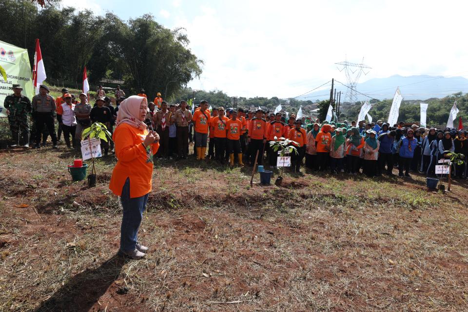 Direktur Pemulihan dan Peningkatan Sosial Ekonomi dan Sumber Daya Alam (PPESDA), Kedeputian Bidang Rehabilitasi dan Rekonstruksi BNPB, Eny Supartini memberikan sambutan dalam kegiatan Pemulihan Pascabencana Longsor Melalui Penanaman 1.000 Pohon Pada Kegiatan Budaya Sadar Bencana di Desa Cihanjuang, Kecamatan Cimanggung, Kabupaten Sumedang, Jawa Barat, Minggu (10/7).